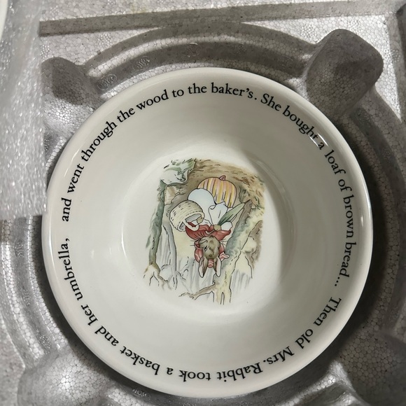 Wedgwood Peter Rabbit Set with Colorful Illustrations - Picture 3 of 5